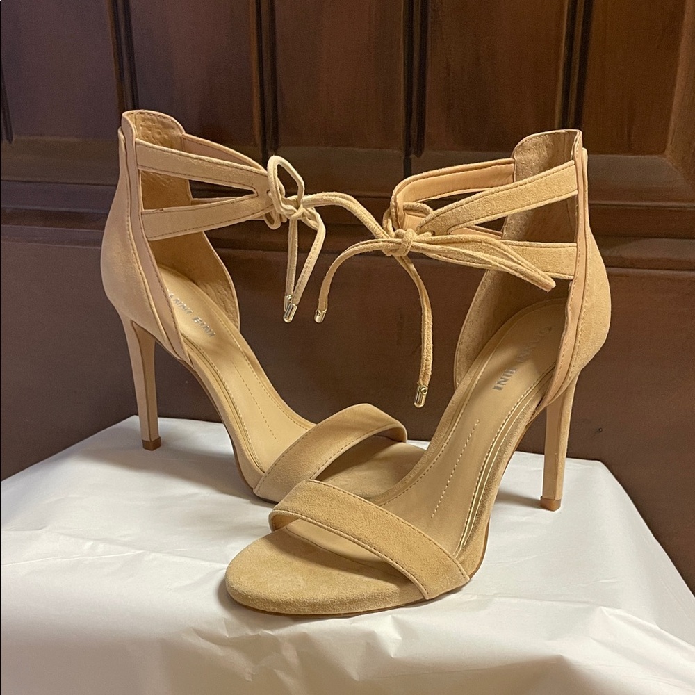 Gianni Bini Tan Suede Lace Front Heeled Sandal - size 7 (Never worn)